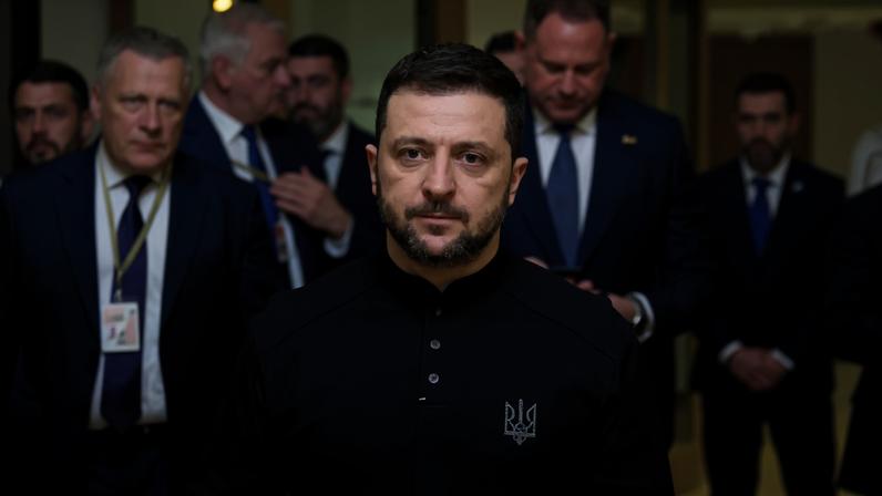 O presidente da Ucrânia, Volodymyr Zelensky, caminha por um corredor da sede da UE após sua reunião com o presidente da França, durante o Conselho Europeu Especial para discutir o apoio contínuo à Ucrânia e à defesa europeia, na sede da UE em Bruxelas, Bélgica, em 6 de março de 2025. LUDOVIC MARIN/Pool via REUTERS