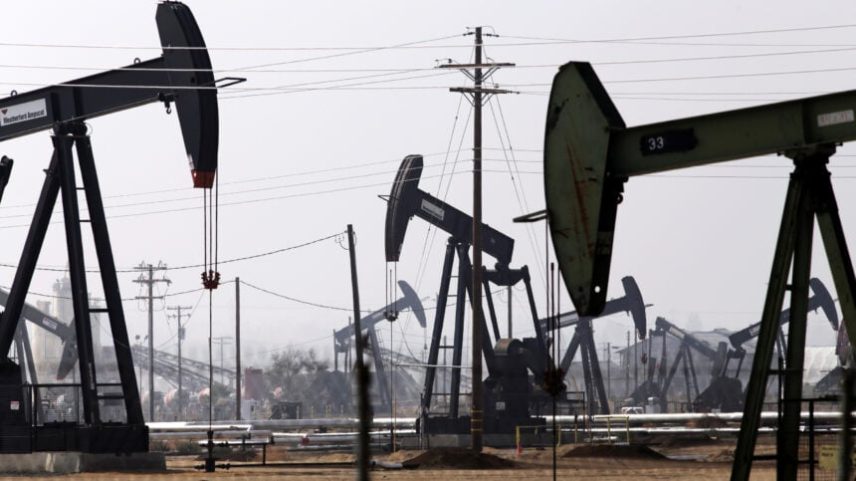 Bombas de petróleo: alta persistente dos preços elev incerteza econômica (Foto: Reuters)