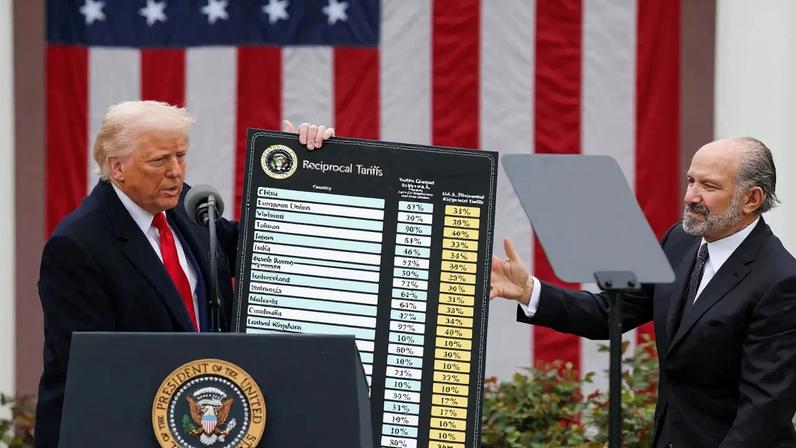 O presidente dos EUA, Donald Trump, ao lado do secretário de Comércio dos EUA, Howard Lutnick, durante anúncio sobre tarifas, na Casa Branca - 2/04/2025