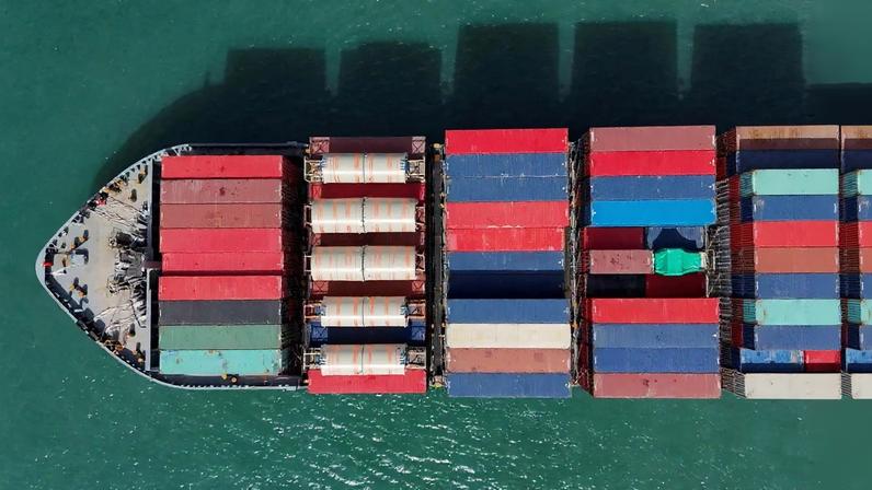 Navio cargueiro no terminal de contêineres do porto de Kwai Tsing, em Hong Kong, em 16/04/2025. REUTERS/Tyrone Siu