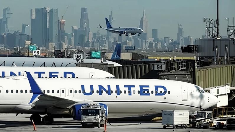 Aviões da United Airlines pousam e outros se preparam para decolar no Aeroporto Internacional Newark Liberty, em Newark, Nova Jersey