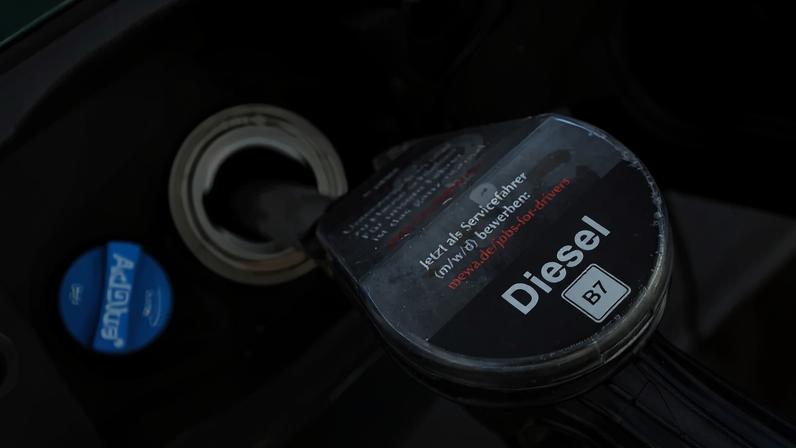 Bico de abastecimento de diesel é visto durante o reabastecimento de um carro em um posto de combustível, após a invasão da Ucrânia pela Rússia, em Bad Honnef, perto de Bonn, Alemanha, 13 de março de 2022. REUTERS/Wolfgang Rattay/FOTO DE ARQUIVO
