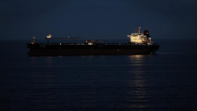 Petroleiro passa pelo Estreito de Ormuz