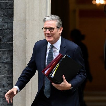Starmer diz a ministros que não pretende renunciar, diz imprensa britânica