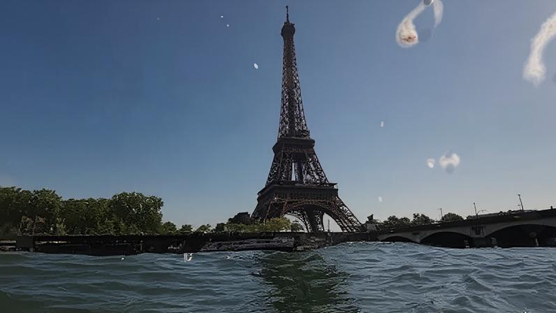 Rio Sena e torre eiffel, em Paris, na França