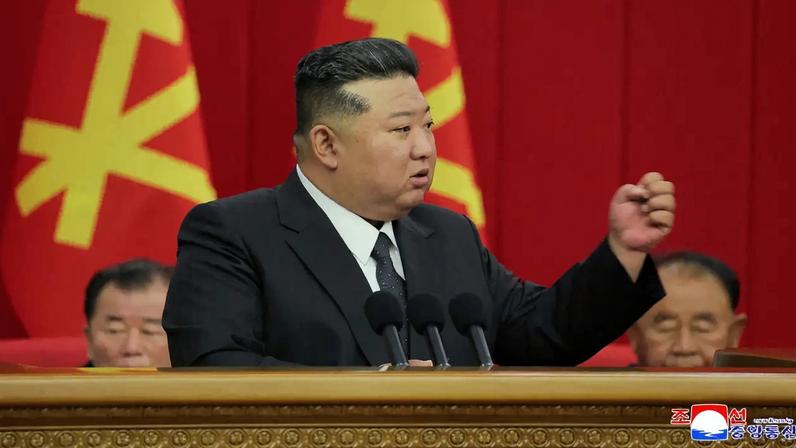 O líder norte-coreano Kim Jong Un participa da 12ª Sessão Plenária do 8º Comitê Central do Partido dos Trabalhadores da Coreia, em Pyongyang 24/06/2025 KCNA via REUTERS