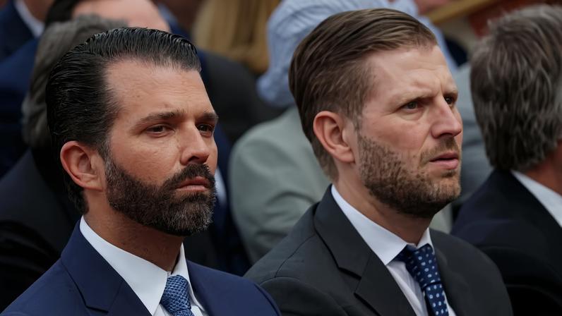 Donald Trump Jr. e Eric Trump — Foto: Carlos Barria/Reuters