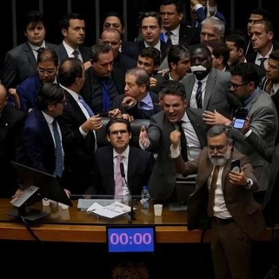 Câmara aprova suspensão de deputados por ocupação da Mesa Diretora