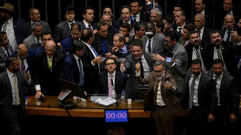 Presidente da Câmara, Hugo Motta (centro), em sessão após ocupação promovida por deputados bolsonaristas