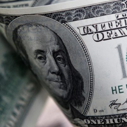 Dólar fecha próximo de R$5 com eleição brasileira e reunião Trump–Xi