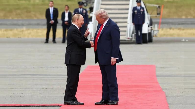 O presidente dos EUA, Donald Trump, aperta a mão do presidente russo, Vladimir Putin, em Anchorage, Alasca, EUA