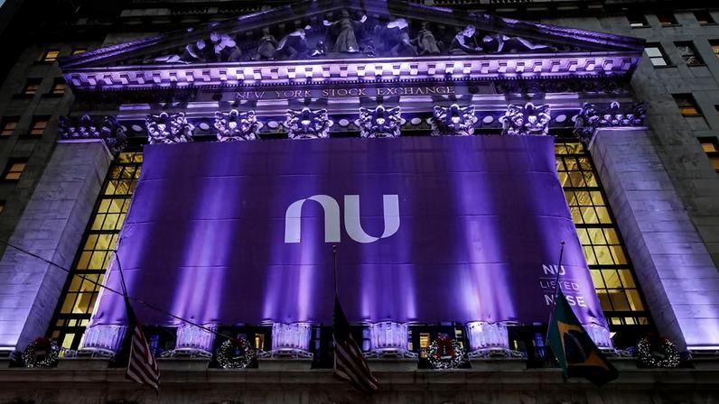 Logo do Nubank na Bolsa de Valores de Nova York. — Foto: Brendan McDermid/ Reuters