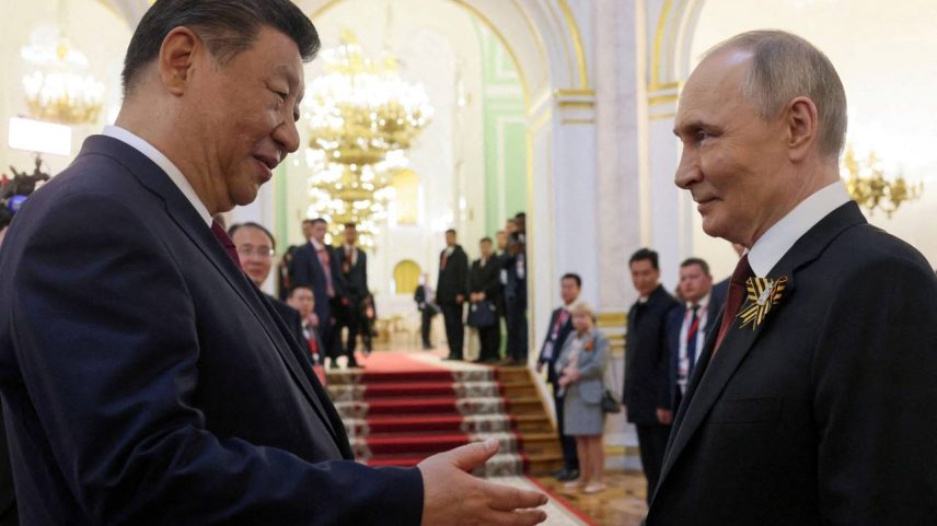 Presidente da China, Xi Jinping, e prsidente da Rússia, Vladimir Putin 09/05/2025. Sputnik/Mikhail Metzel/Pool via REUTERS/File Photo