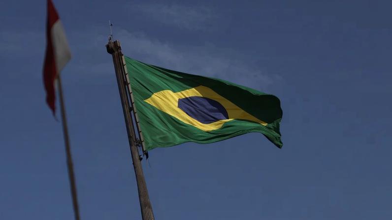 Soldado da guarda presidencial no Palácio do Planalto enquanto a bandeira brasileira tremula ao fundo, em Brasília - 31/07/2025 (Foto: REUTERS/Adriano Machado)