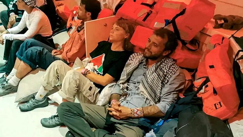 A ativista sueca Greta Thunberg e o ativista brasileiro Thiago Ávila estão sentados em uma embarcação a caminho de Israel, após Israel interceptar algumas das embarcações da flotilha Global Sumud, que tinha como objetivo chegar a Gaza e romper o bloqueio naval israelense, nesta imagem divulgada em 2 de outubro de 2025. MINISTÉRIO DAS RELAÇÕES EXTERIORES DE ISRAEL / Imagem cedida via REUTERS
