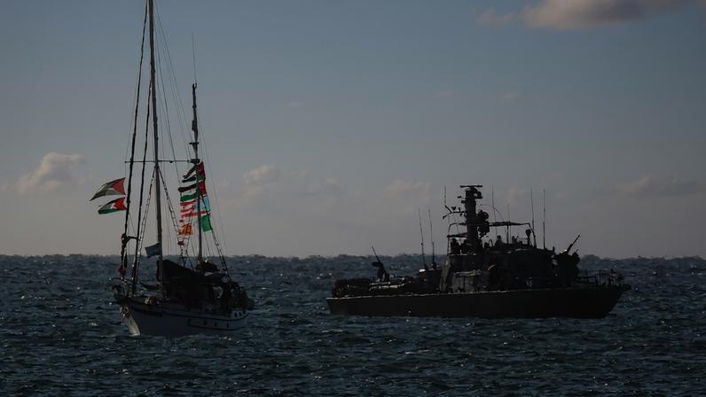 Navio da Marinha de Israel escolta embarcação da flotilha Global Sumud até o porto de Ashdod, após interceptação das embarcações que tentavam romper o bloqueio naval israelense à Faixa de Gaza, no sul de Israel, em 2 de outubro de 2025. REUTERS/Ammar Awad