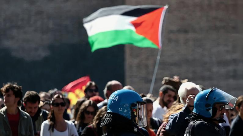 Policiais próximos a manifestantes pró-palestinos em um protesto durante uma greve nacional convocada pelo sindicato USB para condenar a interceptação pelas forças israelenses dos navios da Flotilha Global Sumud que visavam chegar a Gaza e romper o bloqueio naval de Israel, em Roma, Itália, 3 de outubro de 2025. REUTERS/Yara Nardi