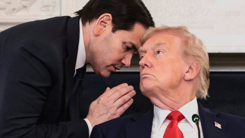Rubio cochicha para Trump — Foto: Reuters