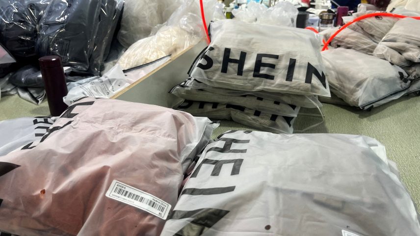 Pacotes de roupas em uma fábrica da Shein em Guangzhou, província de Guangdong, China, em 1º de abril de 2025. — Foto: Reuters