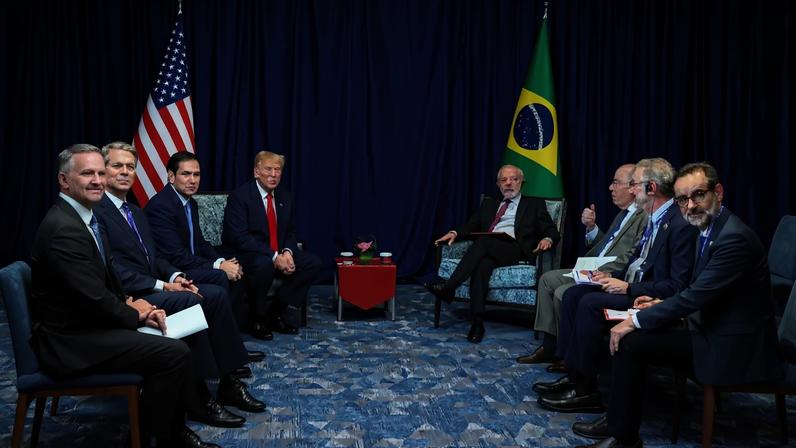 O presidente dos EUA, Donald Trump, acompanhado pelo secretário de Estado dos EUA, Marco Rubio, pelo secretário do Tesouro dos EUA, Scott Bessent, e pelo representante comercial dos EUA, Jamieson Greer, encontra-se com o presidente brasileiro, Luiz Inácio Lula da Silva, acompanhado pelo ministro das Relações Exteriores do Brasil, Mauro Vieira, e outras autoridades, à margem da 47ª cúpula da Associação das Nações do Sudeste Asiático (ASEAN), em Kuala Lumpur, Malásia, em 26 de outubro de 2025. REUTERS/Evelyn Hockstein