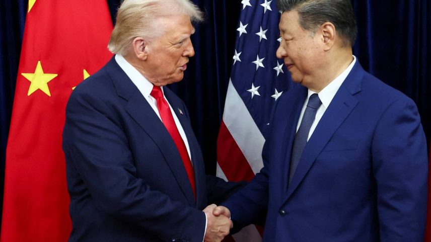 O presidente dos EUA, Donald Trump, cumprimenta o presidente chinês, Xi Jinping, durante uma reunião bilateral no Aeroporto Internacional de Gimhae, à margem da cúpula da Cooperação Econômica Ásia-Pacífico (APEC), em Busan, Coreia do Sul, em 30 de outubro de 2025. REUTERS/Evelyn Hockstein
