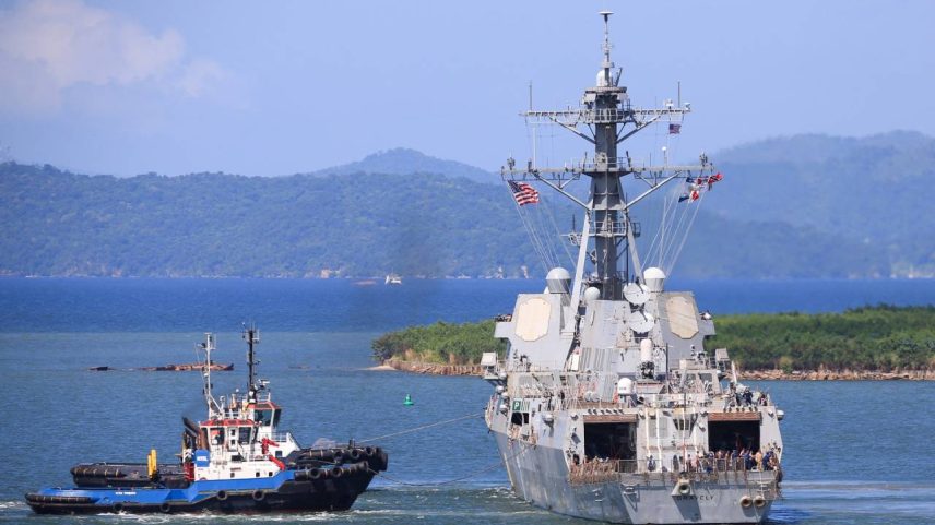 The U.S. Navy destroyer USS Gravely (DDG-107) sails from the Port of Spain amid heightened tensions in the region between the U.S. and Venezuela, as seen from Port of Spain, Trinidad and Tobago October 30, 2025. REUTERS/Andrea de Silva