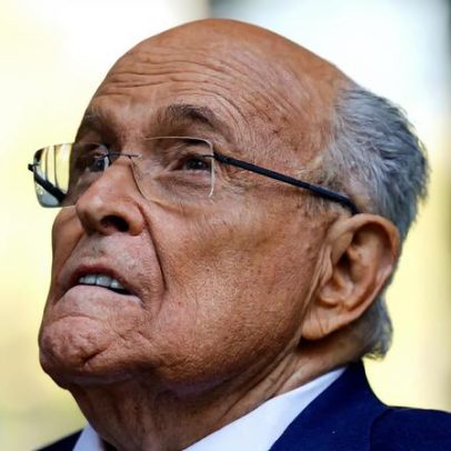 Rudy Giuliani respira sem auxílio de aparelhos após internação por pneumonia