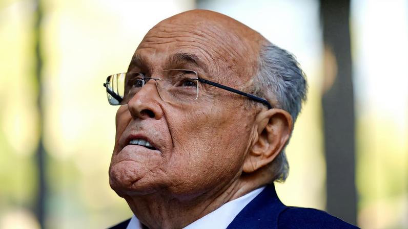 Rudy Giuliani respira sem auxílio de aparelhos após internação por pneumonia