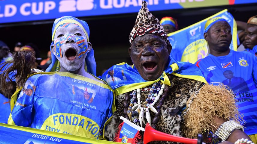 Torcida da República Democrática do Congo, antes da disputa da Copa do Mundo — Foto: REUTERS/Abdelmjid Rizkou