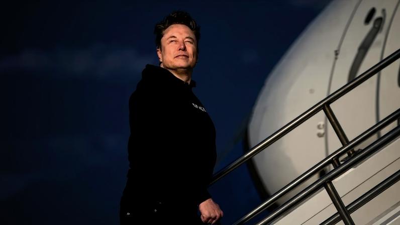 CEO da Tesla, Elon Musk, embarca no Air Force One com o presidente dos EUA, Donald Trump (não aparece na foto), enquanto partem para Filadélfia, Pensilvânia, do Aeroporto Municipal de Morristown, em Morristown, Nova Jersey, EUA, 22 de março de 2025. REUTERS/Nathan Howard/Foto de arquivo