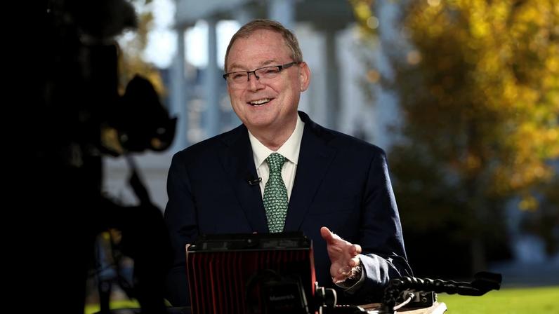 O conselheiro econômico da Casa Branca dos EUA, Kevin Hassett, fala diante de uma câmera de TV na Casa Branca em Washington, D.C., EUA, em 13 de novembro de 2025. REUTERS/Kevin Lamarque/Foto de Arquivo