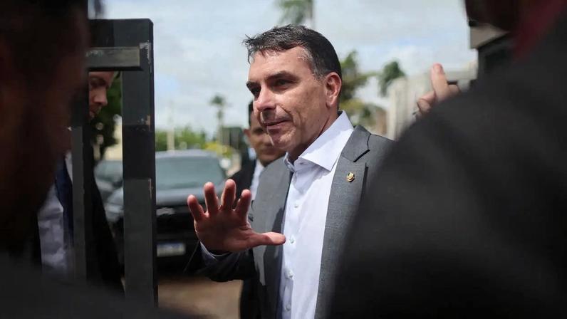 O senador Flávio Bolsonaro, filho do ex-presidente Jair Bolsonaro, deixa o prédio da Polícia Federal em Brasília, após visitar o pai, em 9 de dezembro de 2025. REUTERS/Adriano Machado