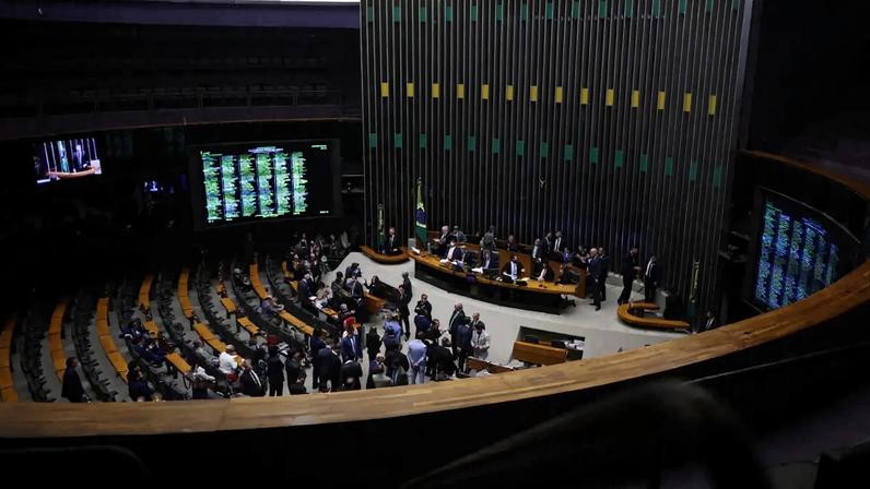 O presidente da Câmara dos Deputados, Hugo Motta, participa de uma sessão plenária da Câmara dos Deputados em Brasília, Brasil, em 9 de dezembro de 2025. REUTERS/Adriano Machado