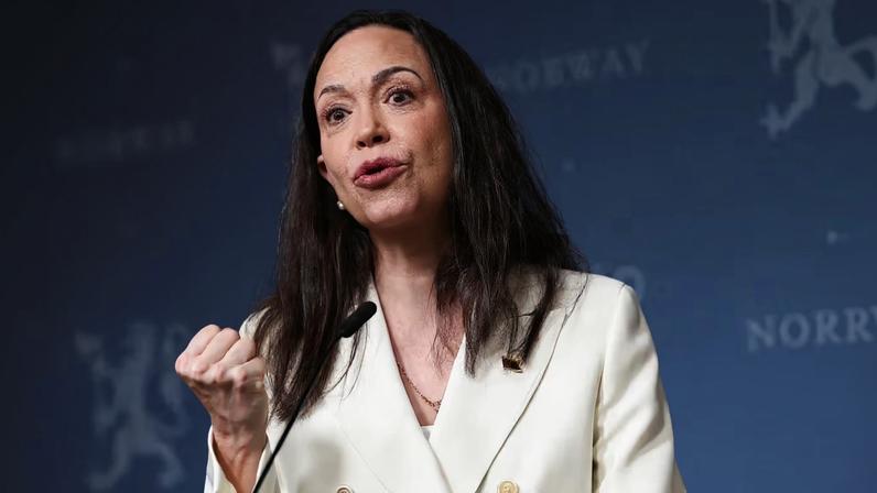 A ganhadora do Prêmio Nobel da Paz e líder da oposição venezuelana, María Corina Machado, discursa durante uma coletiva de imprensa em Oslo, Noruega, em 11 de dezembro de 2025