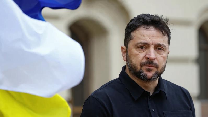 O presidente da Ucrânia, Volodymyr Zelenskiy, aguarda para receber o presidente de Chipre, Nikos Christodoulides, em meio ao ataque da Rússia à Ucrânia, em Kiev, Ucrânia, 4 de dezembro de 2025. REUTERS/Valentyn Ogirenko/FOTO DE ARQUIVO