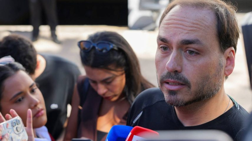 Carlos Bolsonaro, filho do ex-presidente do Brasil Jair Bolsonaro, espera do lado de fora de um hospital enquanto seu pai chega para cirurgia de hérnia, cumprindo uma pena de 27 anos por conspirar contra seu sucessor, o presidente Luiz Inácio Lula da Silva, em Brasília, Brasil, 24 de dezembro de 2025. REUTERS/Diego Herculano