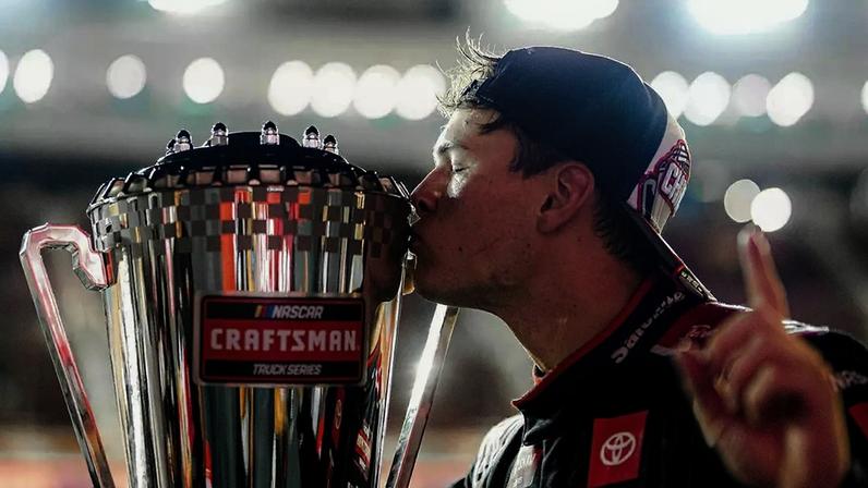Corey Heim com o troféu de campeão da Truck Series em 2025.