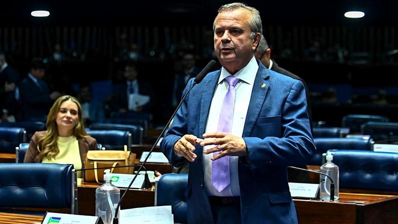 À bancada, em pronunciamento, senador Rogerio Marinho (PL-RN).