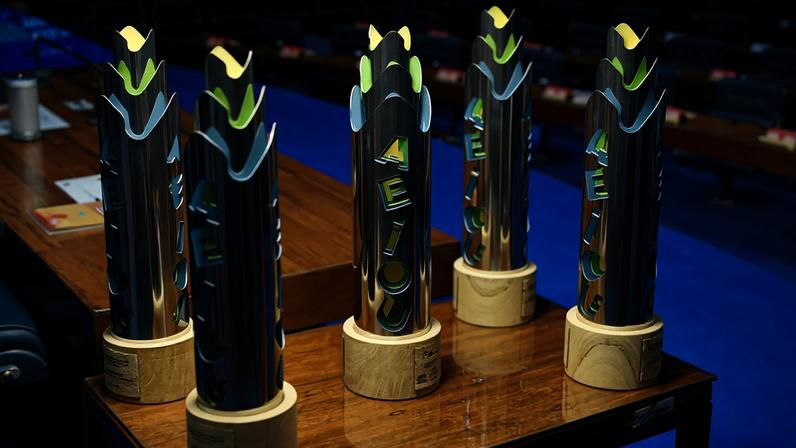 Troféus em destaque.