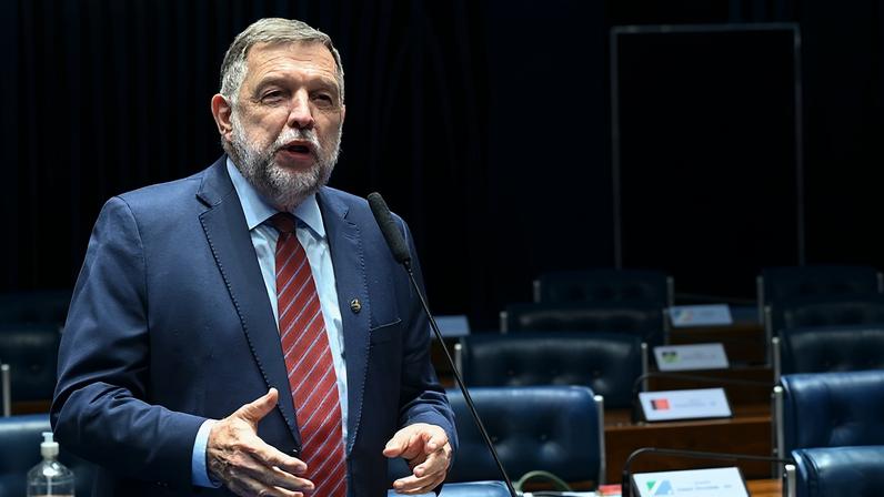 Senador Flávio Arns (PSB-PR) em pronunciamento à bancada.
