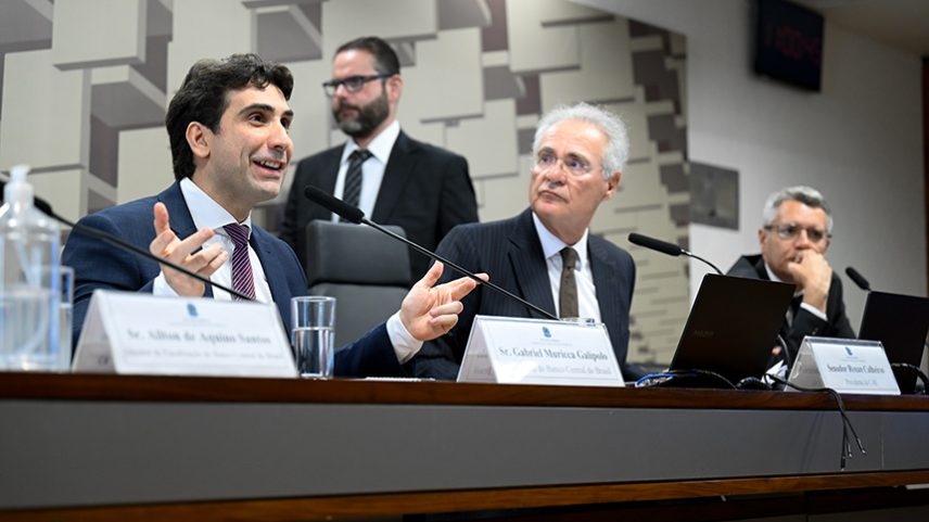 Mesa: presidente do Banco Central do Brasil, Gabriel Muricca Galípolo; presidente da CAE, senador Renan Calheiros (MDB-AL); presidente do Conselho de Controle de Atividades Financeiras (Coaf), Ricardo Andrade Saadi.