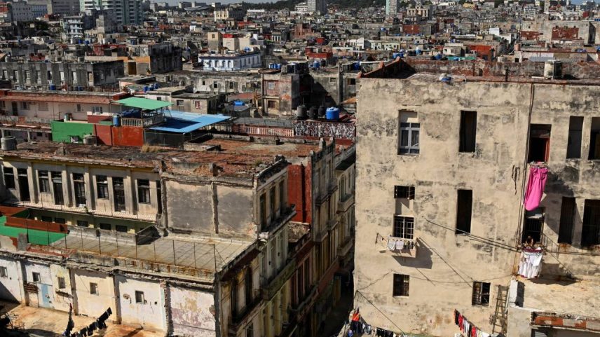 Uma vista de parte de Havana mostra o aumento das tensões entre os EUA e Cuba após o presidente americano Donald Trump prometer impedir que petróleo e dinheiro venezuelanos cheguem a Cuba e sugerir que a ilha governada por comunistas faça um acordo com Washington. Havana, Cuba, 11 de janeiro de 2026. REUTERS/Norlys Perez