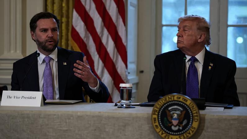 O presidente dos EUA, Donald Trump, e o vice-presidente, JD Vance na Casa Branca, em Washington, EUA 9 de janeiro de 2026 REUTERS/Kevin Lamarque