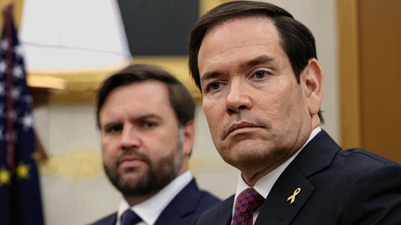 Secretário de Estado dos EUA, Marco Rubio, com o vice-presidente dos EUA, JD Vance, ao fundo no Salão Oval da Casa Branca 07/10/2025 REUTERS/Evelyn Hockstein
