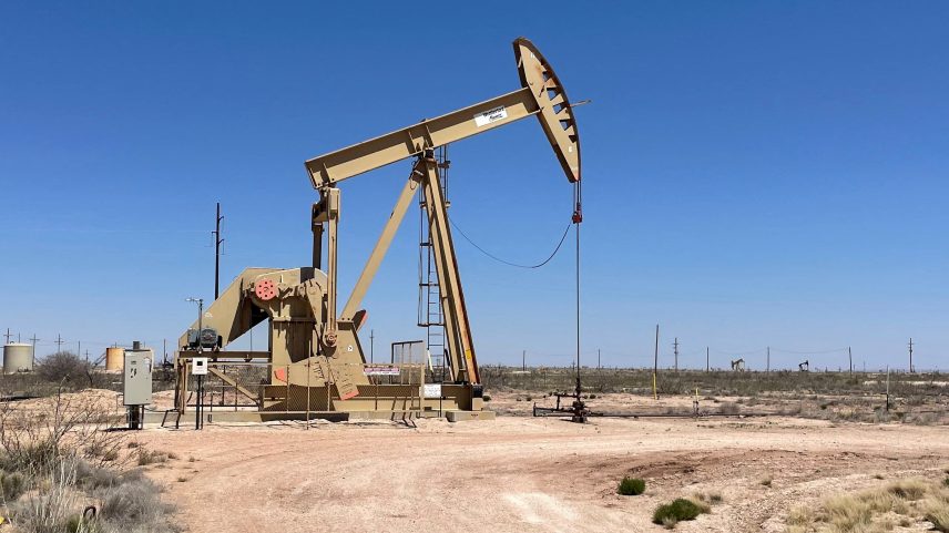 Petróleo cai quase 6% com retomada parcial de fluxo em Ormuz e negociações