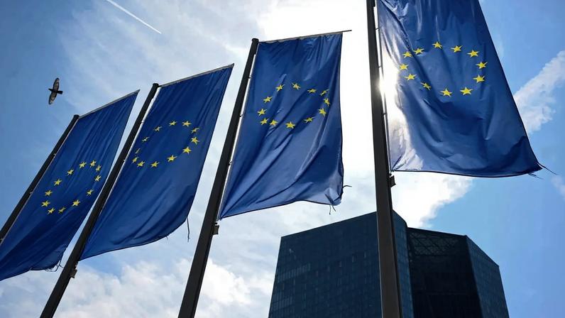 Bandeiras da UE em frente à sede do Banco Central Europeu em Frankfurt, Alemanha 18/07/2024. REUTERS/Jana Rodenbusch