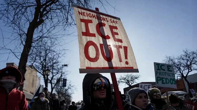 Manifestantes carregam cartazes condenando o Serviço de Imigração e Alfândega ( ICE ) perto do local onde um homem identificado como Alex Pretti foi morto a tiros por agentes federais que tentavam detê-lo, em Minneapolis