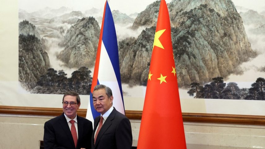 O Ministro das Relações Exteriores da China, Wang Yi, e o Ministro das Relações Exteriores de Cuba, Bruno Rodríguez Parrilla, apertam as mãos antes de sua reunião na Casa de Hóspedes Estatal de Diaoyutai, em Pequim, China, em 12 de maio de 2025 — Foto: REUTERS/Florence Lo/Pool/Foto de Arquivo