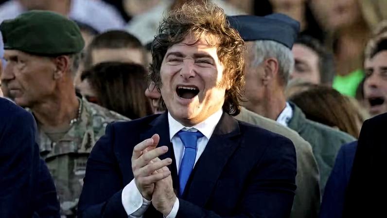 Javier Milei durante a cerimônia de entrega do sabre que pertenceu ao líder da independência argentina, general José de San Martín, e San Lorenzo, Santa Fé, Argentina, fevereiro de 2026