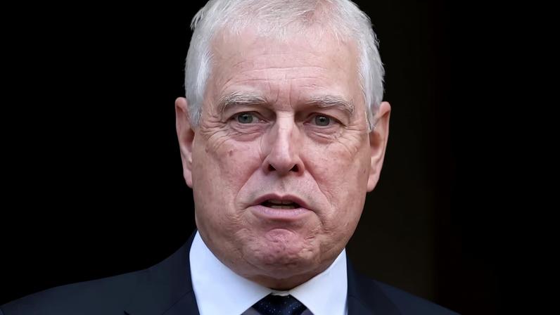 O príncipe Andrew , da Grã-Bretanha , reage ao final da missa de réquiem, no dia do funeral de Katharine, duquesa de Kent, na Catedral de Westminster, em Londres, Grã-Bretanha, em 16 de setembro de 2025.